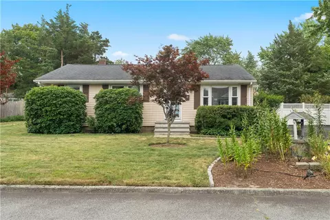 64 Deerfield Dr, Warwick, RI 02886