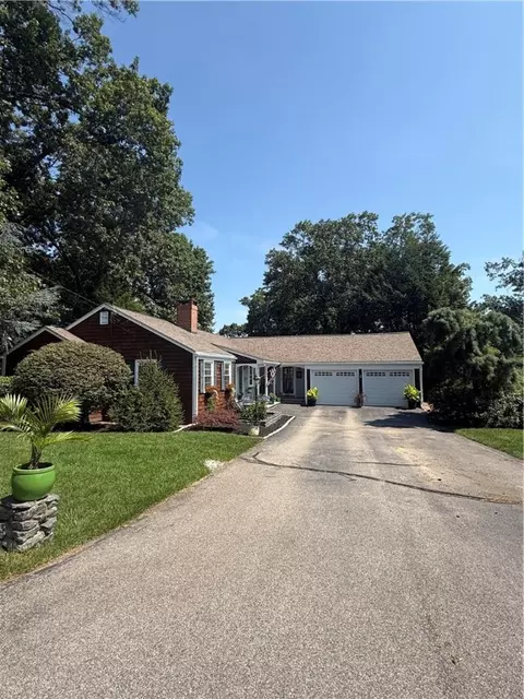 40 Meredith Dr, Cranston, RI 02920