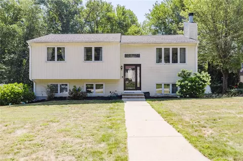 37 Oak Hill Dr, Johnston, RI 02919