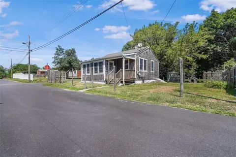 51 Pine St, Portsmouth, RI 02871