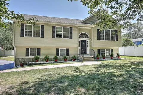37 Lakeview Ave, Lincoln, RI 02865