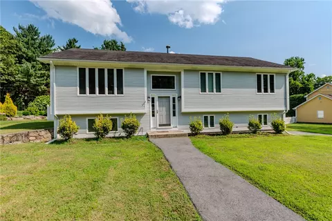 3 Hanton City Trl, Smithfield, RI 02917