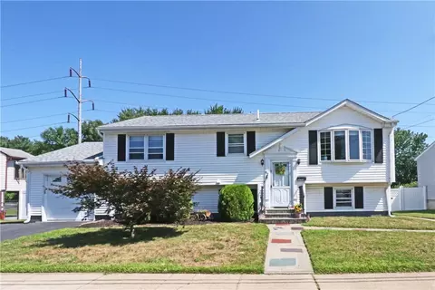 62 Valleybrook Dr, East Providence, RI 02914