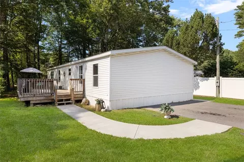 26 Woodridge Dr, Mapleville, RI 02839