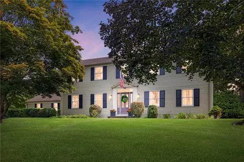 39 Applewood Rd, Cranston, RI 02920