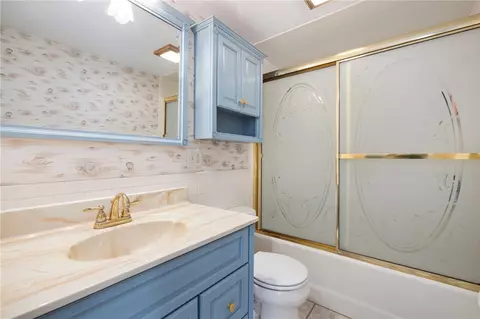 Bath - 3 Sheffield St, Warwick, RI 02889 photo 1 of 2