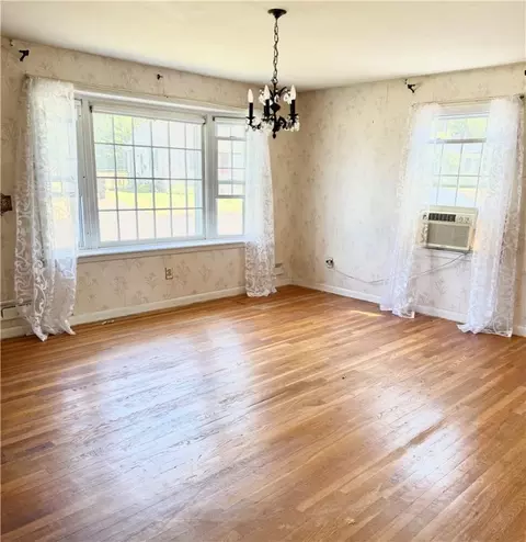 Living - 86 Hasley Rd, Woonsocket, RI 02895 photo 2 of 3