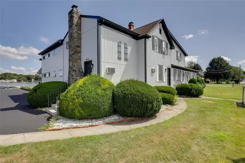 425 County Rd, Barrington, RI 02806