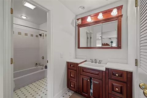 Bath - 109 Corey Ln, Middletown, RI 02842 photo 1 of 5