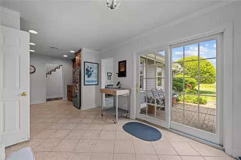 Entry Way - 109 Corey Ln, Middletown, RI 02842 photo 6 of 8