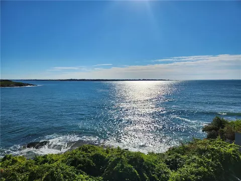 4 Clarkes Village Ln, Jamestown, RI 02835