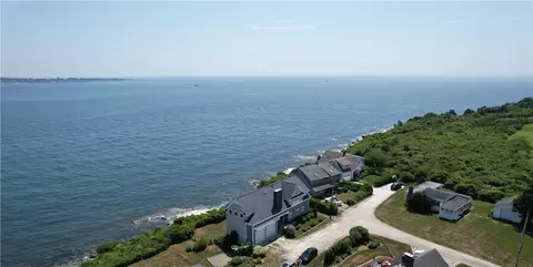 4 Clarkes Village Ln, Jamestown, RI 02835