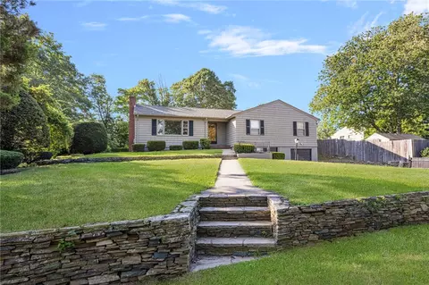83 Fessenden St, Warwick, RI 02886
