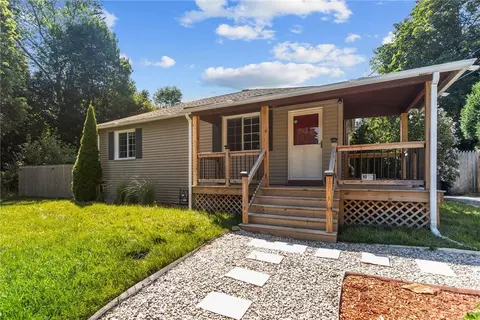 9 Kitchener Rd, Johnston, RI 02919