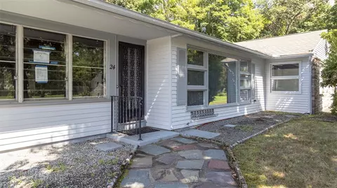 24 Doray Dr, Hope, RI 02831