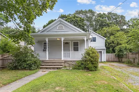 100 Walnut Rd, Barrington, RI 02806