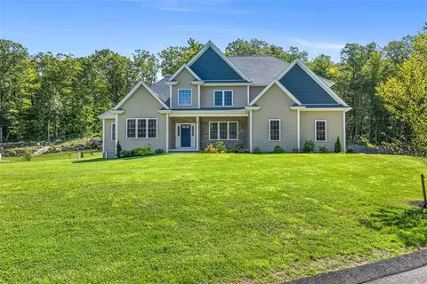 8 Lyn Ct, Cumberland, RI 02864
