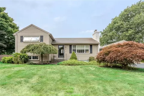 8 Spruce Ave, Middletown, RI 02842