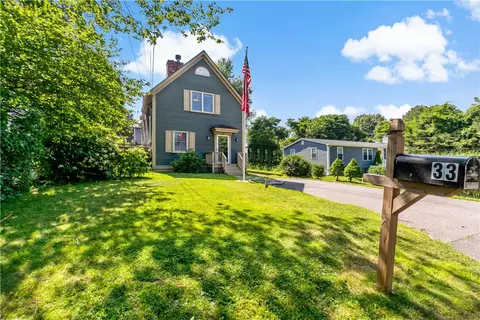 33 Wapping Dr, Bristol, RI 02809