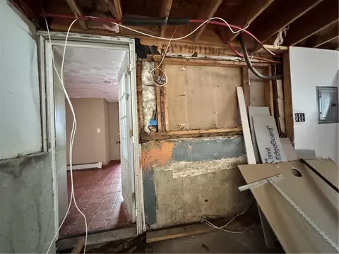 Entry Way - 81 Eagle Rd, Cranston, RI 02920 photo 2 of 3
