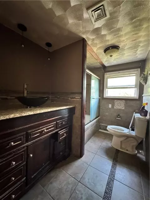 Bath - 81 Eagle Rd, Cranston, RI 02920 photo 1 of 1