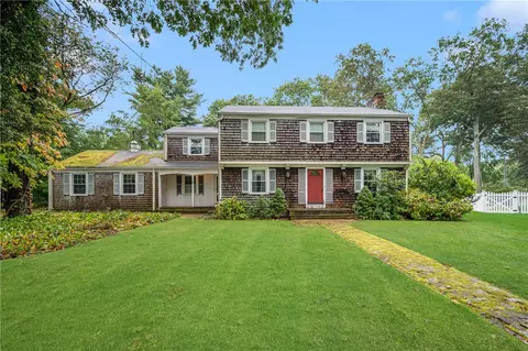 4 Old Chimney Rd, Barrington, RI 02806