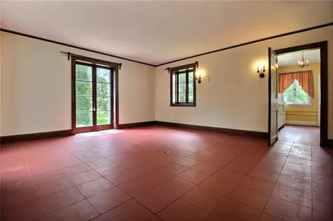 Living - 20 Browning Rd, Westerly, RI 02891 photo 2 of 3