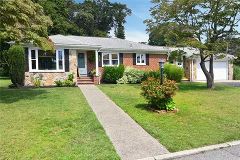 17 Golini Dr, Johnston, RI 02919