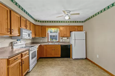 Kitchen - 73 Phillips Ave, Warwick, RI 02888 photo 4 of 6
