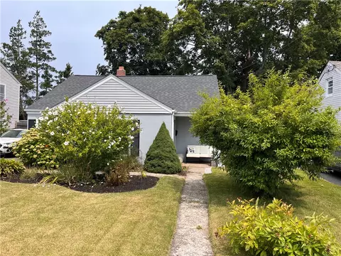 34 Nimitz Rd, Rumford, RI 02916