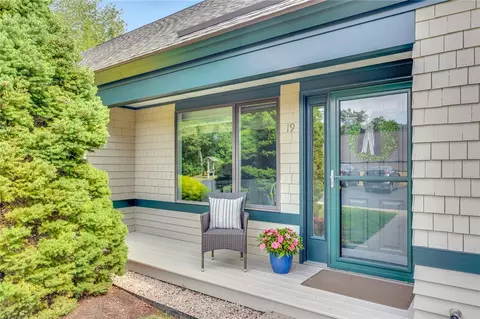 19 Vanderbilt Dr, Narragansett, RI 02882