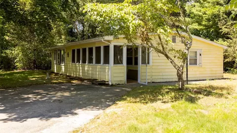 16 Center St, Charlestown, RI 02813