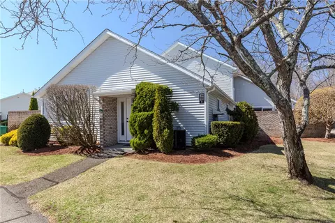 1011 Williamsburg Cir, Warwick, RI 02886
