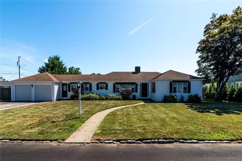 8 Somerset Rd, Cranston, RI 02910