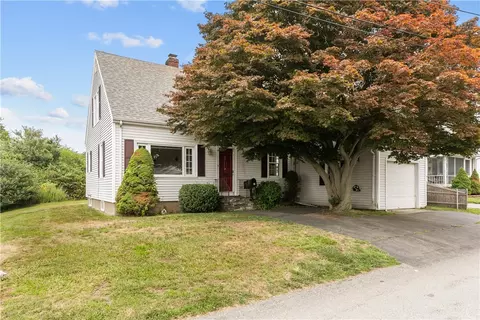 16 Narragansett Ave, Tiverton, RI 02878