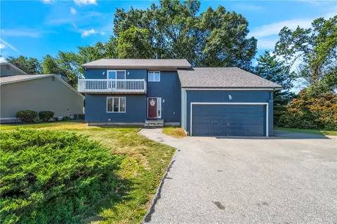7 W Lakeview Dr, North Providence, RI 02904