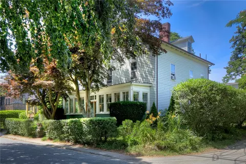 24 Old Beach Rd, Newport, RI 02840