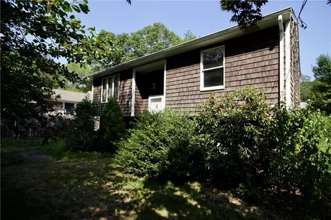 53 Wake Robin Trl, Saunderstown, RI 02874