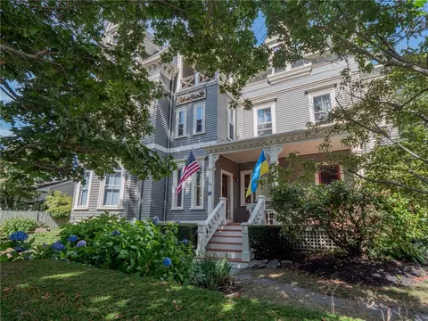 8 Cottage St #2, Newport, RI 02840