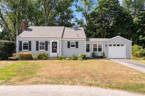 11 Sutcliffe Cir, Rumford, RI 02916