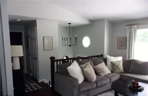 87 Holmes Rd, Warwick, RI 02888 photo 4