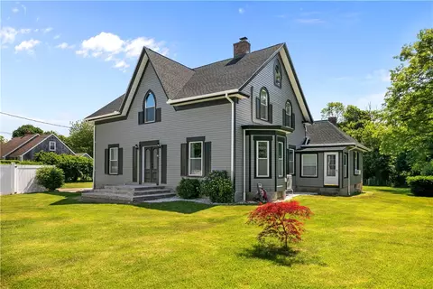 93 E Main Rd, Portsmouth, RI 02871