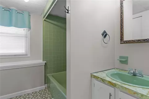 Bath - 25 High St, Warwick, RI 02886 photo 3 of 4