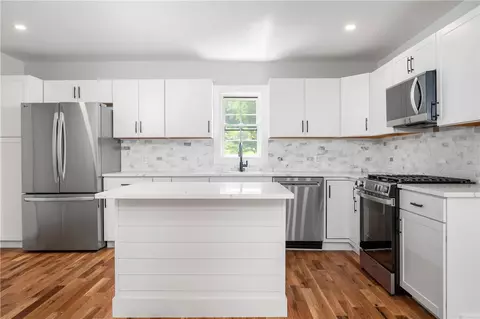 1008 Toll Gate Rd, Warwick, RI 02886