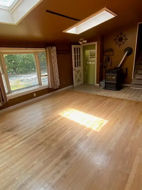Living - 5 Cedar Grove Dr, Exeter, RI 02822 photo 2 of 3