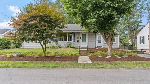 26 Winthrop St, Riverside, RI 02915