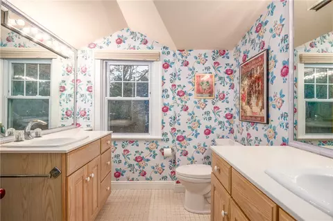 Bath - 2 Cherry Ln, Bristol, RI 02809 photo 3 of 4