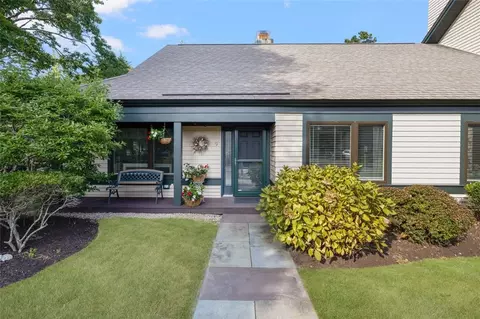 9 Martingale Ln, Narragansett, RI 02882