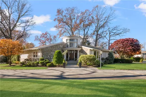 315 Meshanticut Valley Pkwy, Cranston, RI 02920