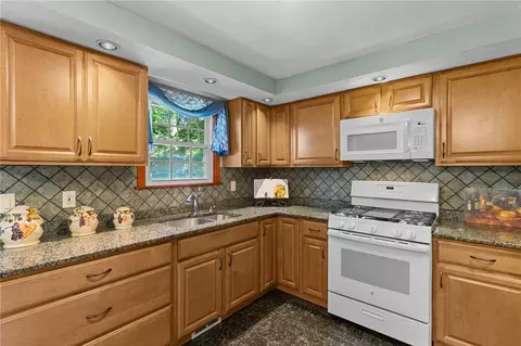 72 Winifred Ave, Warwick, RI 02889 photo 11
